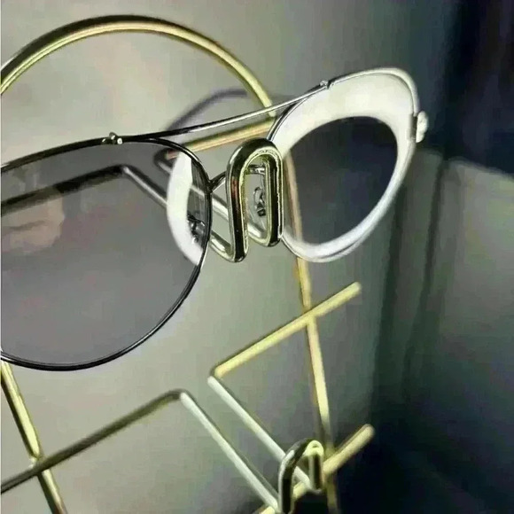 Tory Burch Gradient Aviator style sunglasses- silver and Purple comes with/ case - Picture 9 of 15